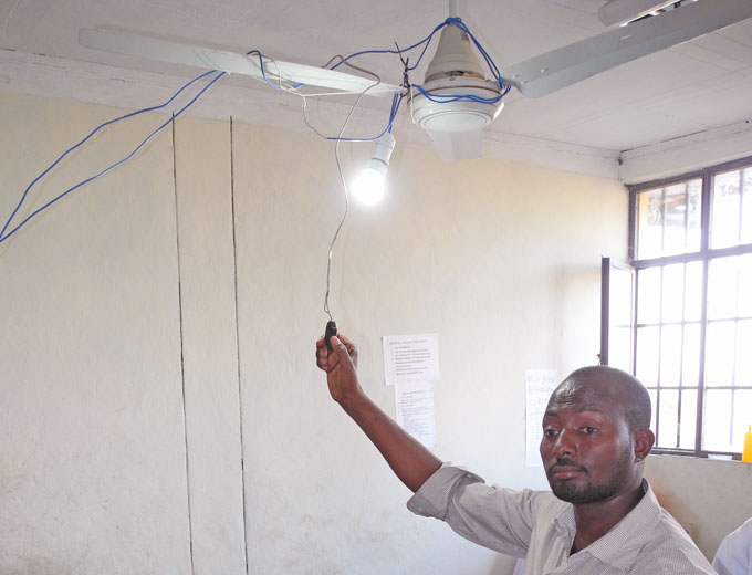 Bislang einzige elektrische Beleuchtung im ganzen Gesundheitszentrum. Die Stromquelle ist eine Solarzelle. Der Anschluss ans Stromnetz wird aber noch dauern.