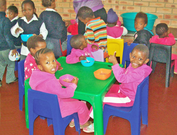 Die Mahlzeiten in der Gemeinschaft sind für die Kinder im Alltag von großer Bedeutung.