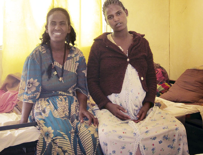 Zwei Schwangere kurz vor ihrer Niederkunft. Für die sie begleitenden Familienangehörigen ist auf dem Zentrumsgelände ein eigenes kleines Gästehaus eingerichtet.