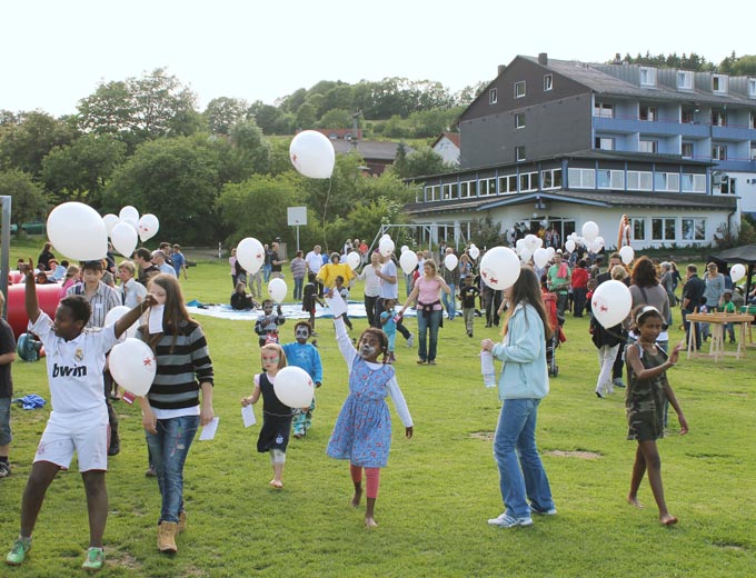 Eltern-Kind-Treffen 2012 in Oberbernhards (Ballonaktion anlässlich des 25-jährigen Vereinsjubiläums)